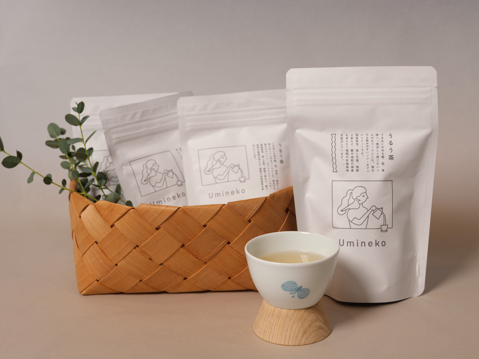 漢方茶 飲み方 一日 朝・昼・夜で整える うるう茶を飲む女性