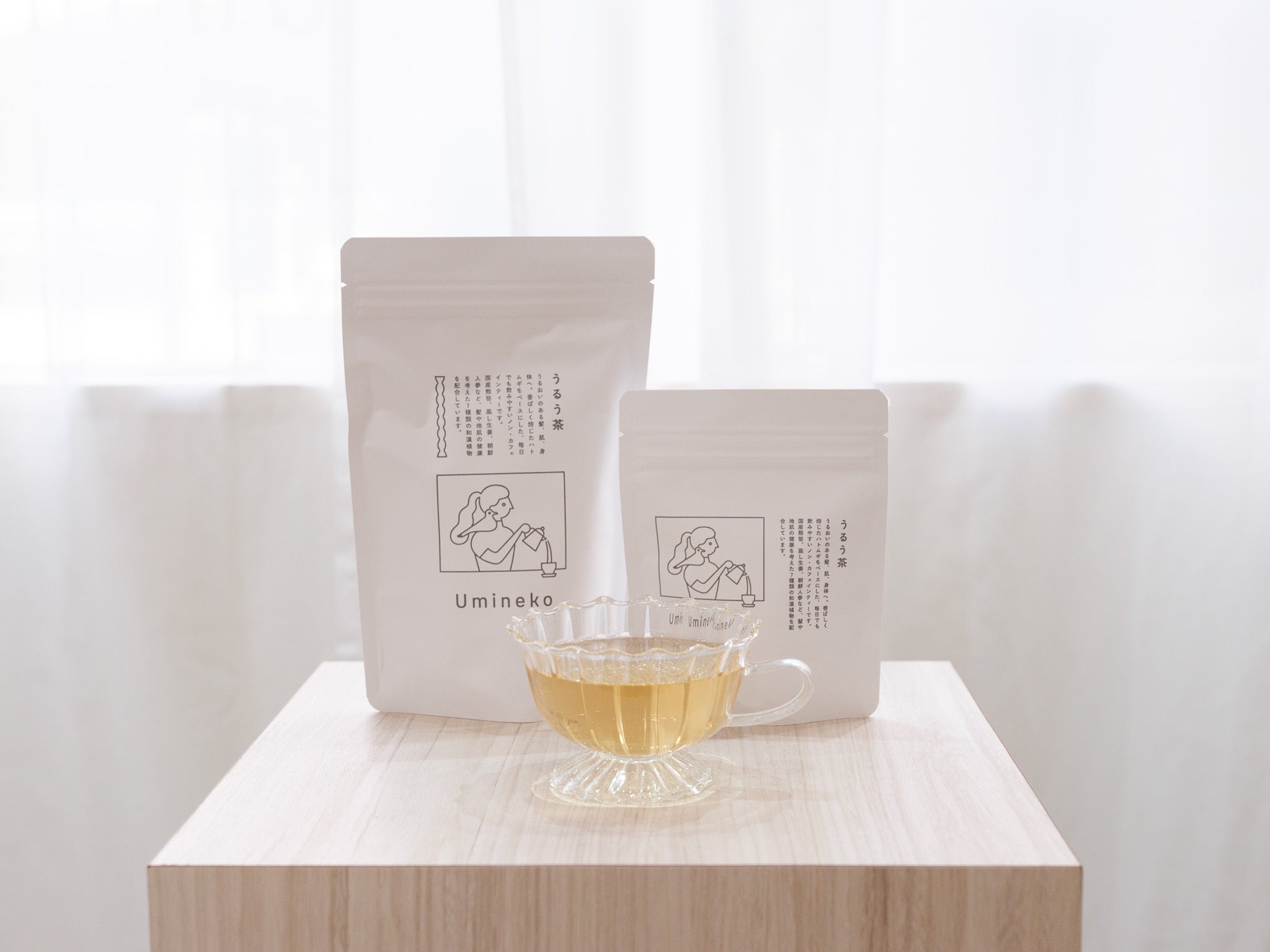 寒暖差疲労対策 漢方茶 うるう茶を飲む女性 春の不調ケア