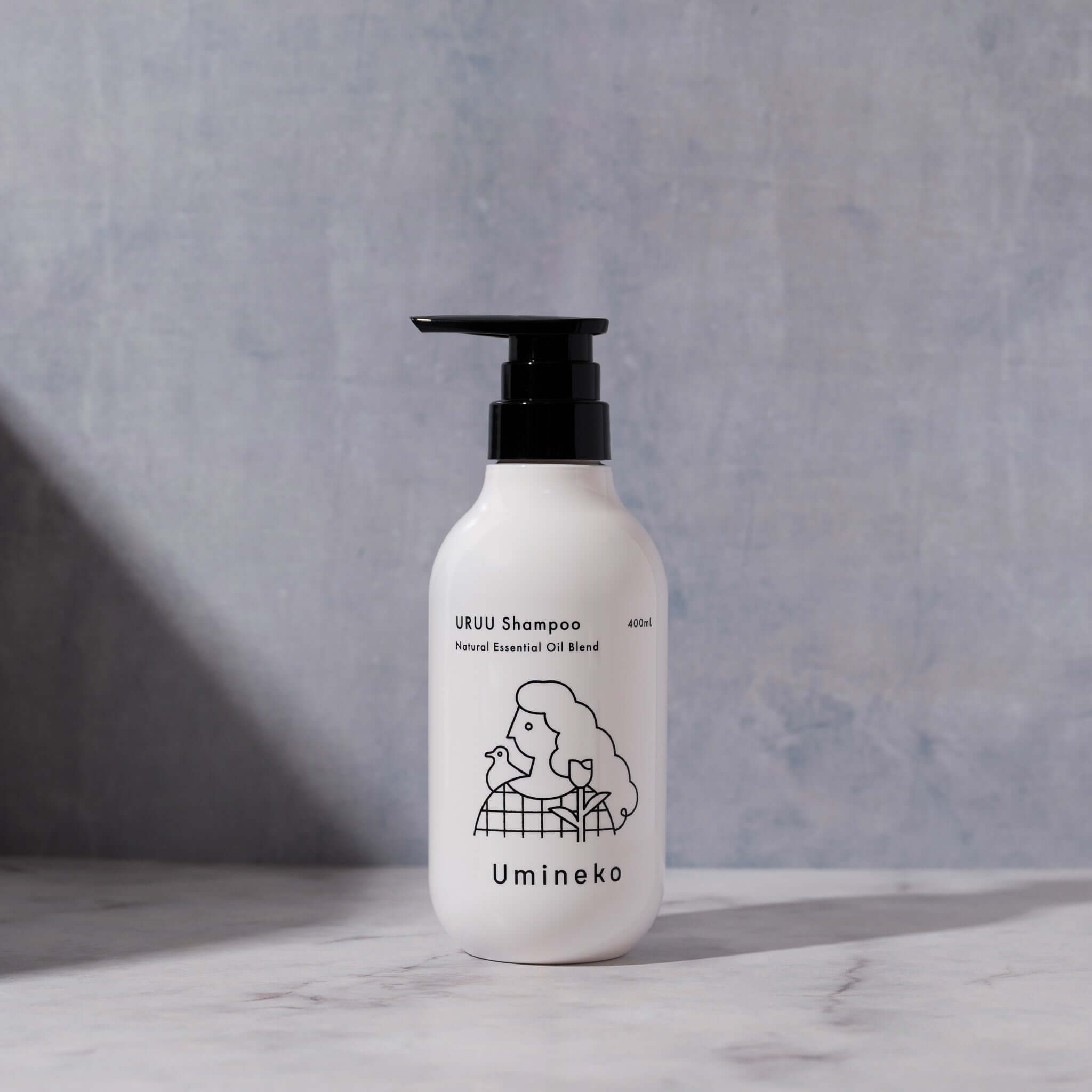 うるうシャンプー（400mL）ボトルの画像。コラーゲンなどの複数の保湿成分が、 髪をやさしく包む、天然精油の香りシャンプー。