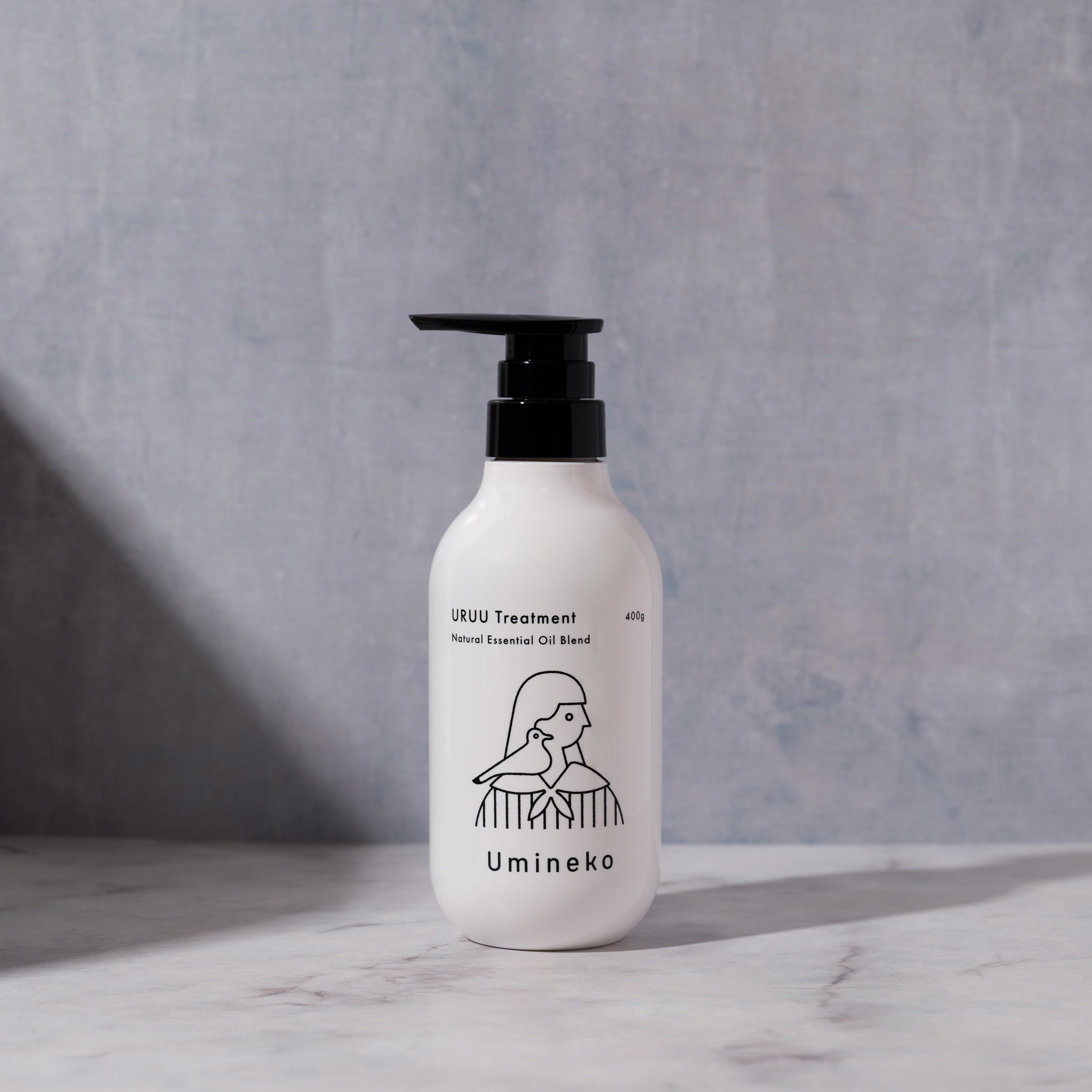 うるうトリートメント（400g）ボトルの画像。植物オイルを保湿成分として配合し、 髪をやさしく包む、天然精油の香りトリートメント。