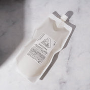 うるうシャンプー（950mL）詰め替え用の画像。コラーゲンなどの複数の保湿成分が、 髪をやさしく包む、天然精油の香りシャンプー。