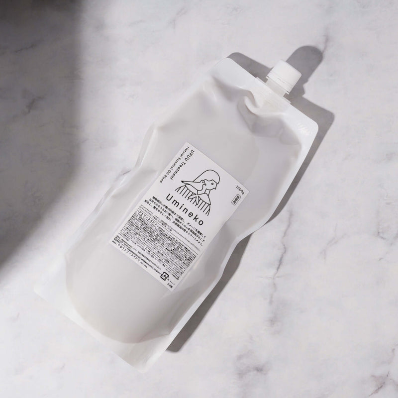 うるうトリートメント（1000g）詰め替え用。植物オイルを保湿成分として配合し、 髪をやさしく包む、天然精油の香りトリートメント。