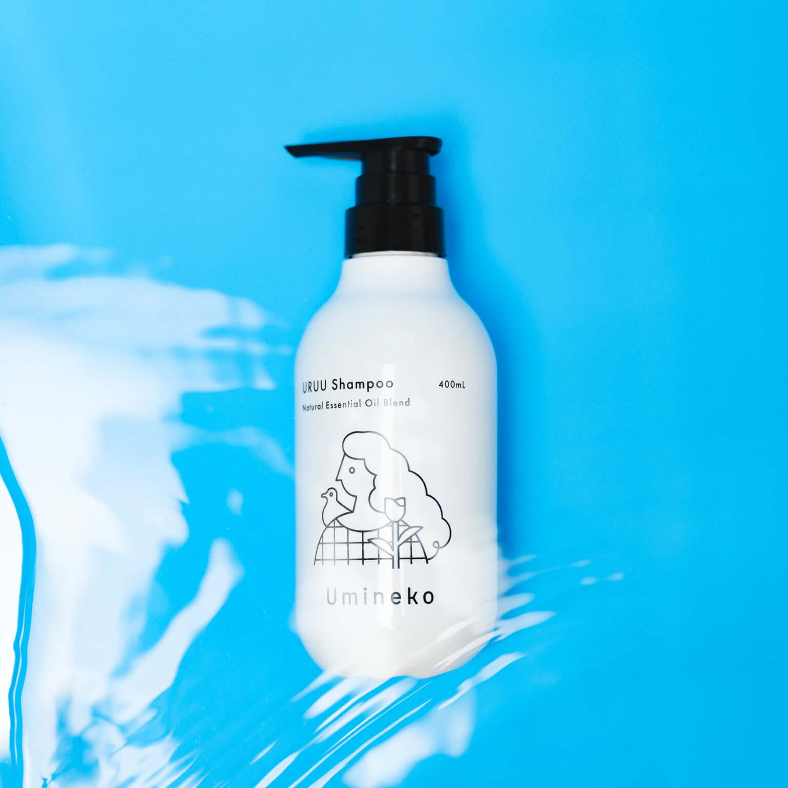 うるおいをイメージしたうるうシャンプー（400mL）ボトルの画像。コラーゲンなどの複数の保湿成分が、 髪をやさしく包む、天然精油の香りシャンプー。