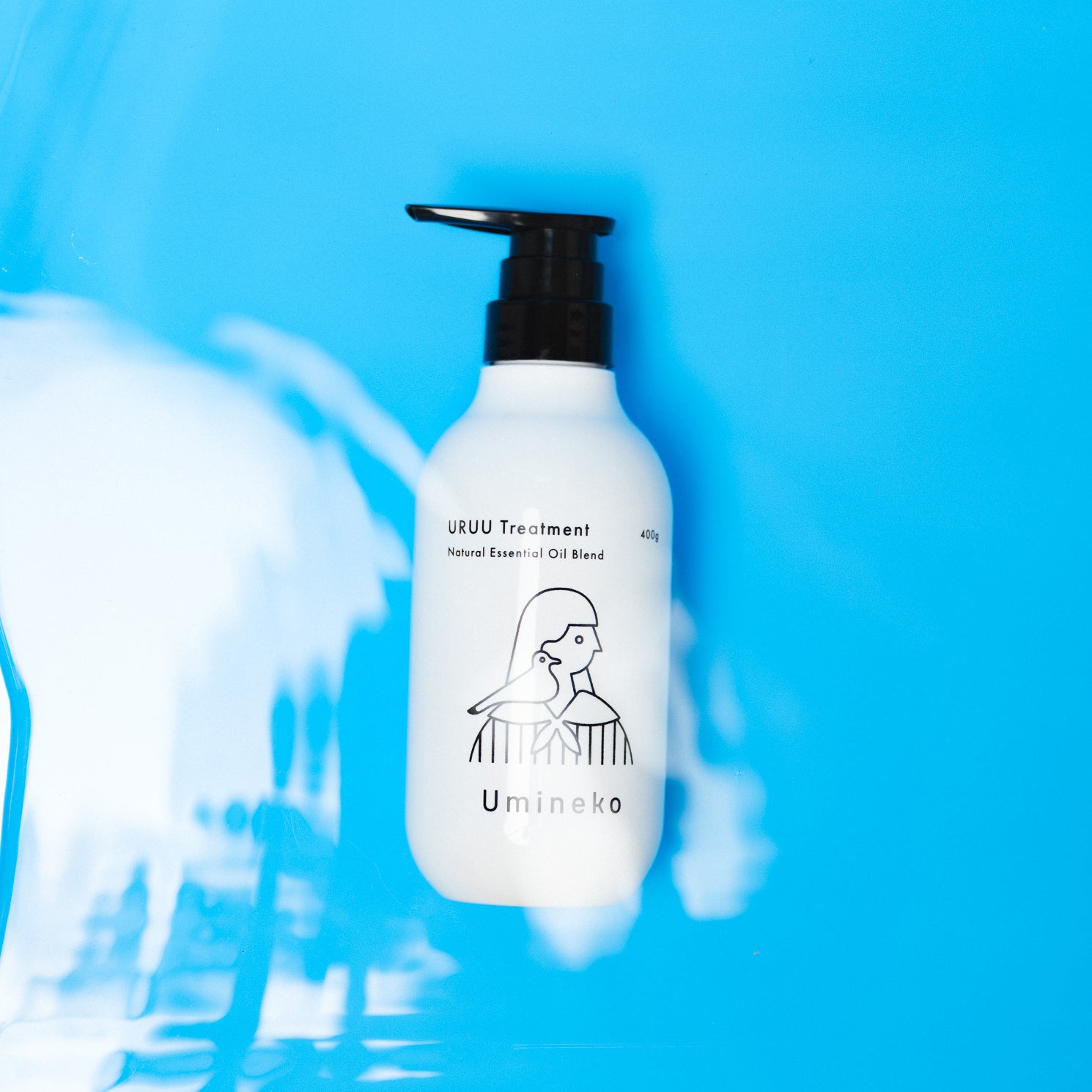 うるおいをイメージしたうるうトリートメント（400g）ボトルの画像。植物オイルを保湿成分として配合し、 髪をやさしく包む、天然精油の香りトリートメント。