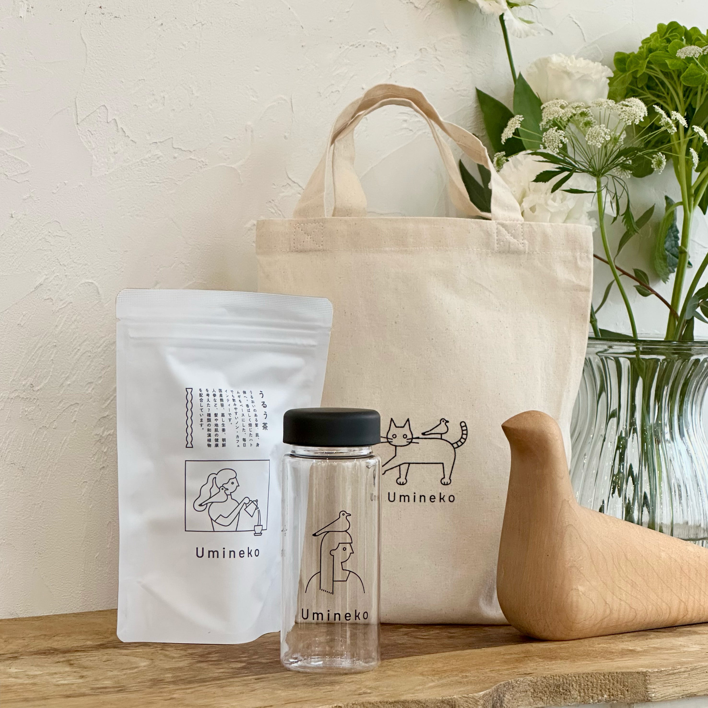 うるう茶にトートバッグとオリジナルのボトルがセットになった商品。