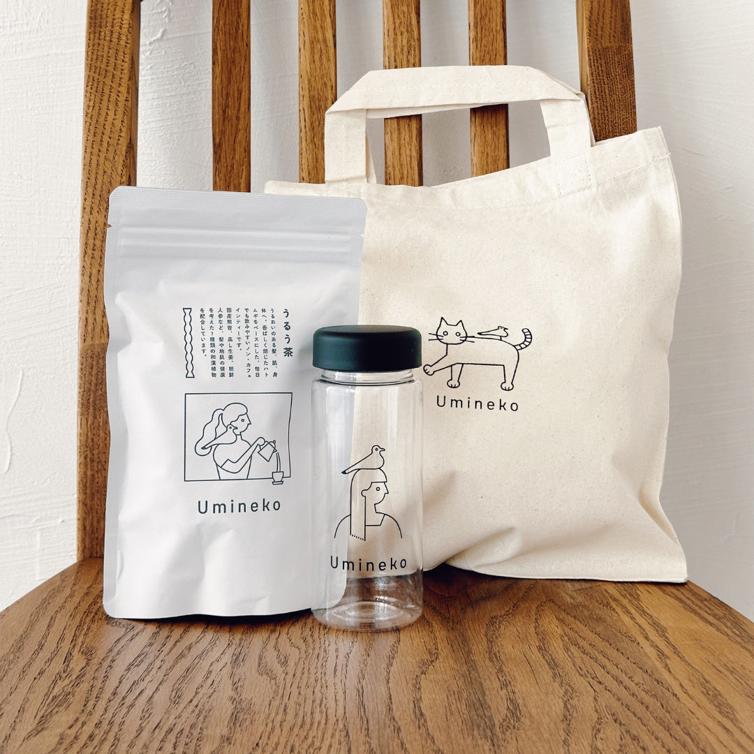 可愛いイラストが入ったUminekoオリジナルのボトル。うるう茶の持ち運びに便利です。