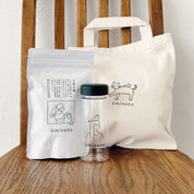 可愛いイラストが入ったUminekoオリジナルのボトル。うるう茶の持ち運びに便利です。